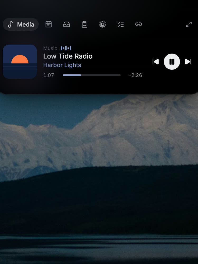 動態島的預覽卡片正在播放 Harbor Lights 的 Low Tide Radio，附封面與播放控制